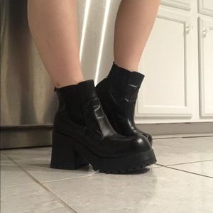 black platform chunky goth chelsea boot!